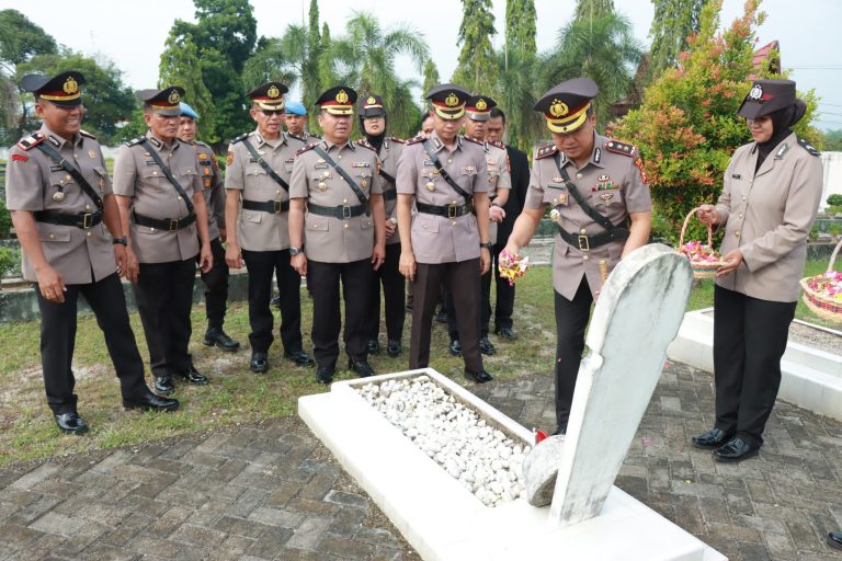 Polres Kampar Gelar Upacara Ziarah dan Tabur Bunga Dalam Rangka Hari Bhayangkara Ke-78